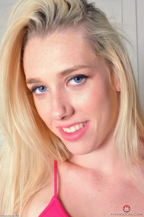 Roxy Nicole: Slim Blonde Spreads Her Cheeks and Shows Her Asshole – photo 2 of 21