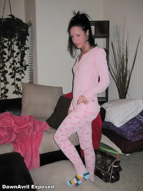 Dawn Avril: Thick European Brunette Peels Down Her Jeans and Spreads Her Pussy – photo 6 of 15
