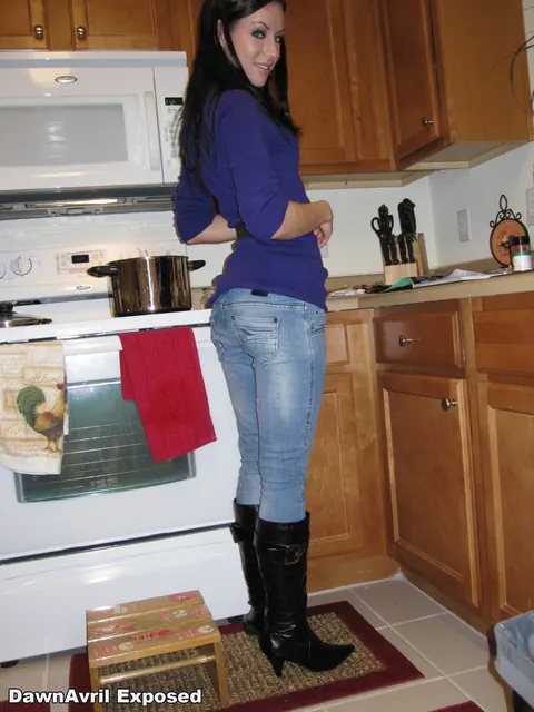 Dawn Avril: Thick European Brunette Peels Down Her Jeans and Spreads Her Pussy – photo 13 of 15