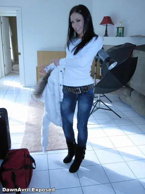 Dawn Avril: Thick European Brunette Peels Down Her Jeans and Spreads Her Pussy – photo 12 of 15