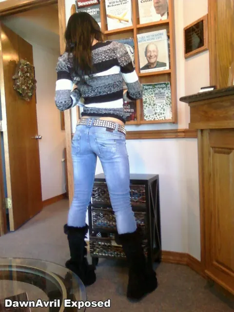 Dawn Avril: Thick European Brunette Peels Down Her Jeans and Spreads Her Pussy – photo 4 of 15