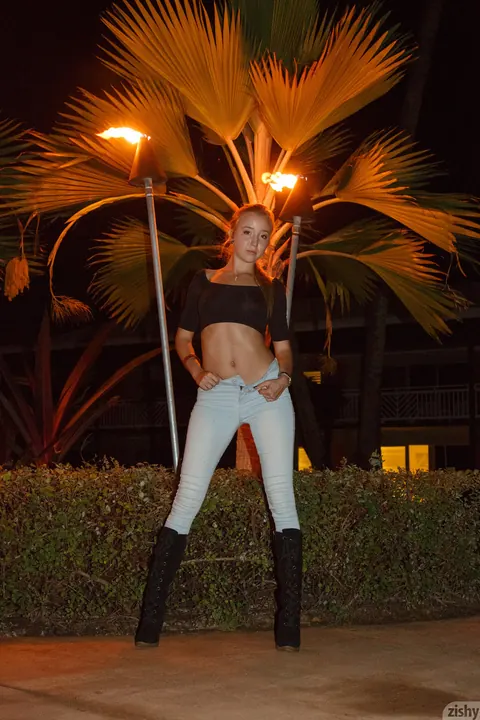 Pearla Soonin: Petite Blonde Strips Out of Her Jeans and Boots at a Hotel – photo 3 of 11
