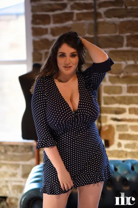 Bella Brewer: BBW Brunette Undresses to Reveal Her Big Natural Tits – photo 2 of 21