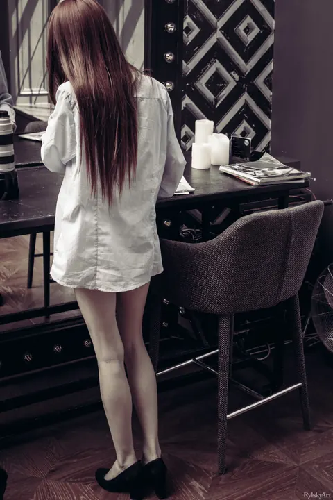 Slim Redhead in Heels Stands and Spreads Her Legs Wide – photo 18 of 20