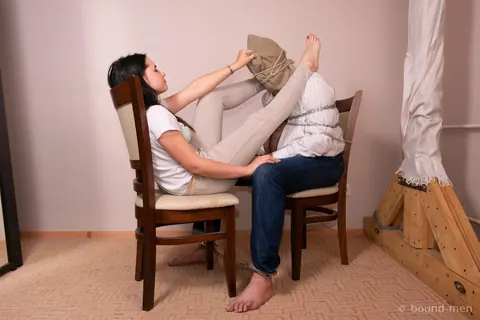 Brunette Domme Gets Her Feet Worshipped by a Bound Slave – photo 16 of 16