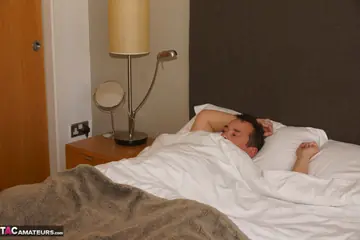 Lexie Cummings – Thick British MILF Nurse in Stockings Fucks Then Sits on His Face