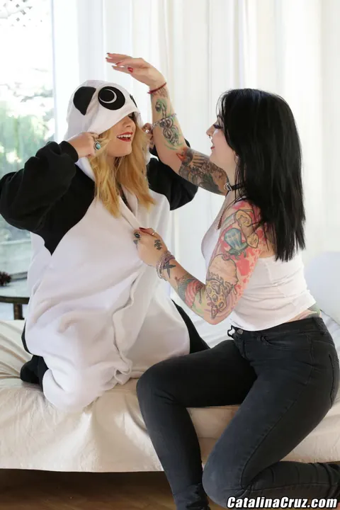 Draven Star: Two Tattooed Brunettes Eat Pussy and Finger Each Other – photo 1 of 21