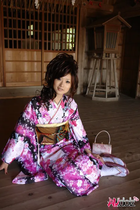 Japanese Brunette Poses in Socks and Traditional Wear – photo 14 of 15