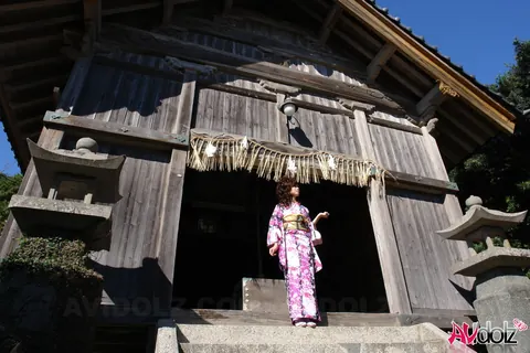 Japanese Brunette Poses in Socks and Traditional Wear – photo 5 of 15
