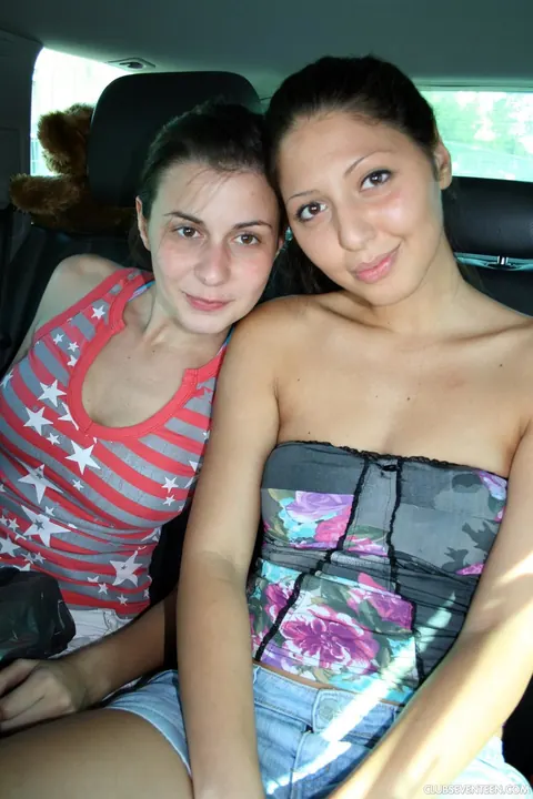 Thick Lesbians with Big Tits Lick and Finger Pussies on the Beach – photo 7 of 21
