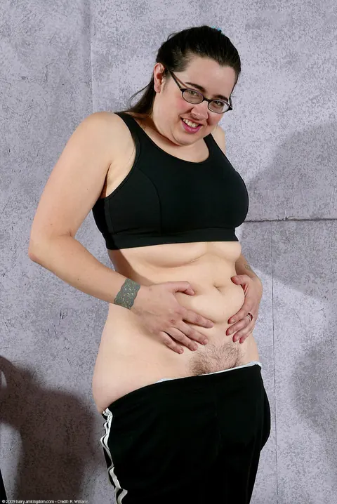 BBW Shows Off Her Hairy Pussy in Close-Up – photo 4 of 21