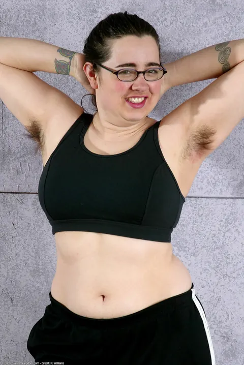 BBW Shows Off Her Hairy Pussy in Close-Up – photo 5 of 21