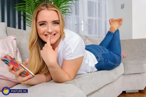 Tamsin Riley: Mature British Blonde Poses in Jeans for Phone Selfie by the River – photo 8 of 20