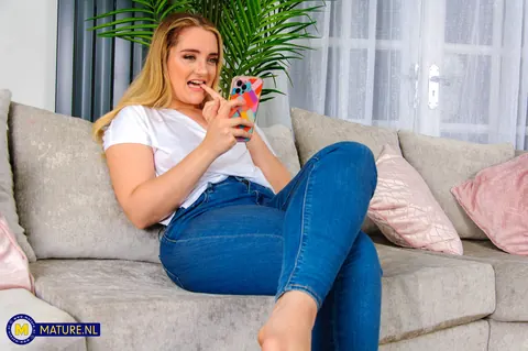 Tamsin Riley: Mature British Blonde Poses in Jeans for Phone Selfie by the River – photo 20 of 20