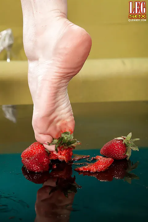 Goldie Ray: Short-Haired Blonde MILF Crushes Strawberries with Her Feet on the Table – photo 12 of 16