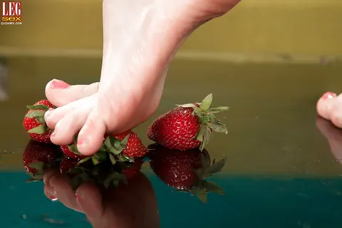 Goldie Ray: Short-Haired Blonde MILF Crushes Strawberries with Her Feet on the Table – photo 11 of 16