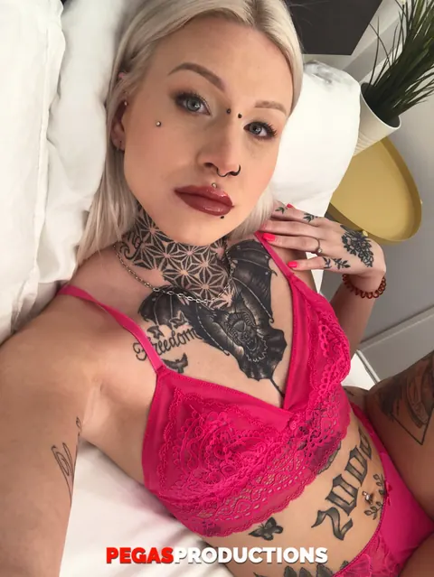 Inked Blonde Seduces a Guy for a Blowjob and Sex – photo 17 of 21