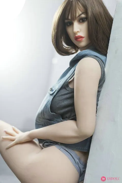 Lifelike Figure Poses Nude and Shows Her Tits and Pussy – photo 12 of 18