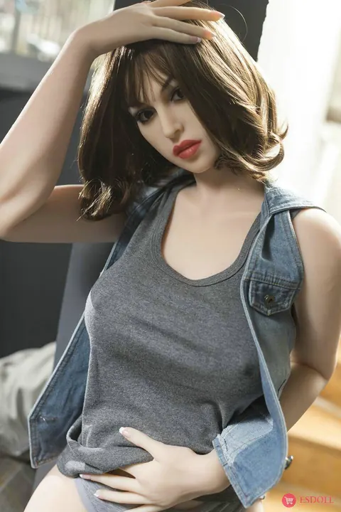 Lifelike Figure Poses Nude and Shows Her Tits and Pussy – photo 3 of 18