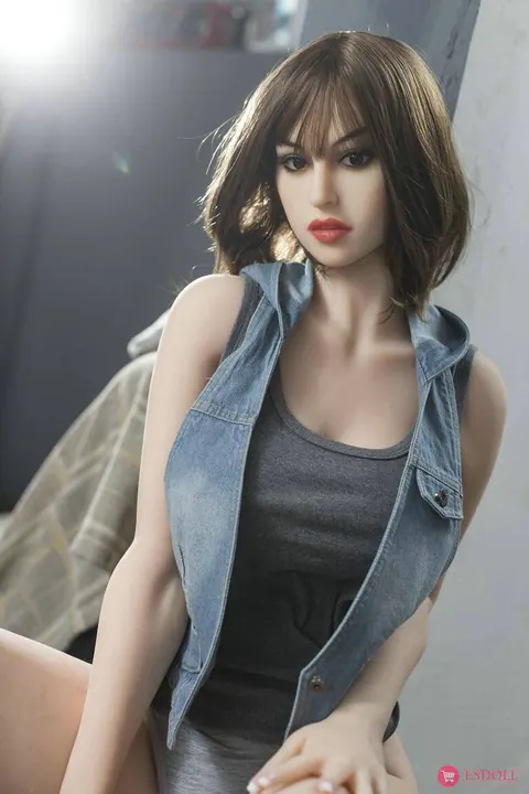 Lifelike Figure Poses Nude and Shows Her Tits and Pussy – photo 10 of 18