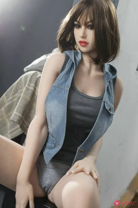 Lifelike Figure Poses Nude and Shows Her Tits and Pussy – photo 11 of 18