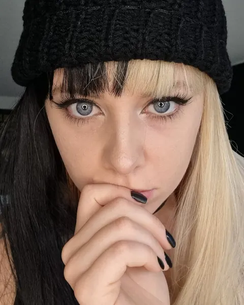 PAWG Shows Off Her Ass in Pantyhose Selfie – photo 7 of 9