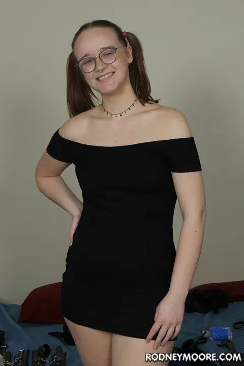 Thick Woman in Glasses Strips Nude and Spreads Her Cheeks – photo 2 of 20
