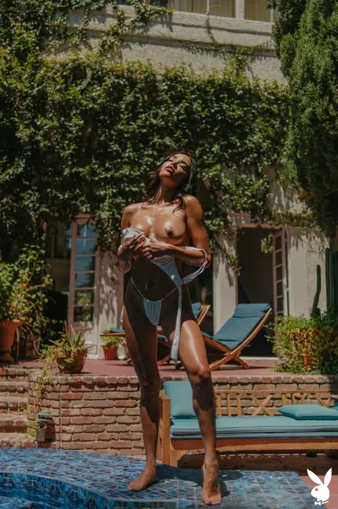 Amber Rose: Several Brunette Asian Women Show Their Bodies in Bikinis – photo 7 of 20