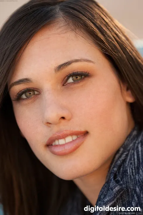 Tiffany Thompson: Thick Brunette Bends Over and Spreads Outdoors – photo 17 of 21