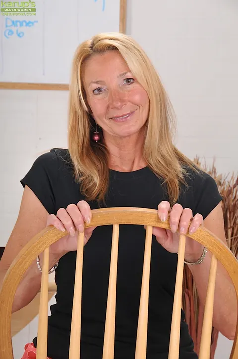 Pam Roberts: Tall Blonde MILF Spreads Her Pussy in a Skirt – photo 4 of 16