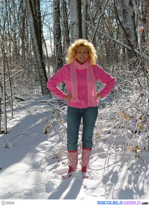 Racquel Devonshire: Thick Blonde MILF in Jeans Flashes Her Big Tits Outdoors in Snow – photo 1 of 16