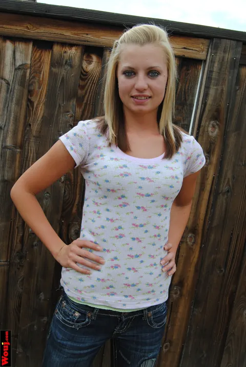 Blonde Amateur Poses in a White Shirt and Jeans Outdoors – photo 8 of 15