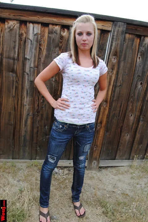 Blonde Amateur Poses in a White Shirt and Jeans Outdoors – photo 9 of 15