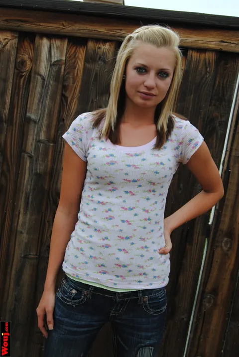 Blonde Amateur Poses in a White Shirt and Jeans Outdoors – photo 3 of 15