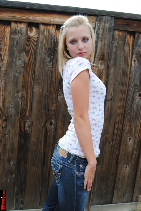 Blonde Amateur Poses in a White Shirt and Jeans Outdoors – photo 12 of 15
