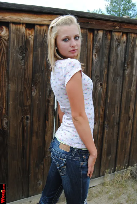 Blonde Amateur Poses in a White Shirt and Jeans Outdoors – photo 13 of 15