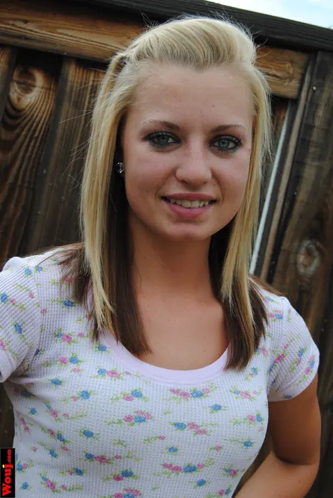 Blonde Amateur Poses in a White Shirt and Jeans Outdoors – photo 6 of 15
