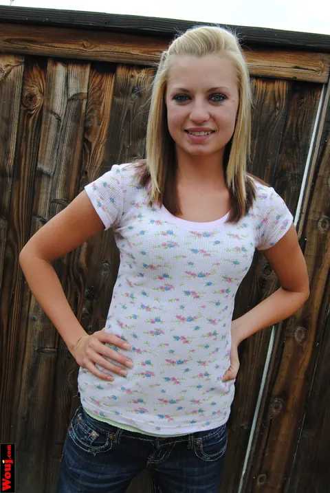 Blonde Amateur Poses in a White Shirt and Jeans Outdoors – photo 5 of 15