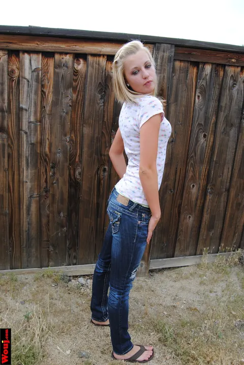 Blonde Amateur Poses in a White Shirt and Jeans Outdoors – photo 11 of 15