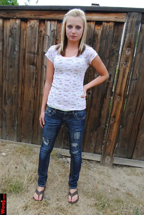 Blonde Amateur Poses in a White Shirt and Jeans Outdoors – photo 4 of 15
