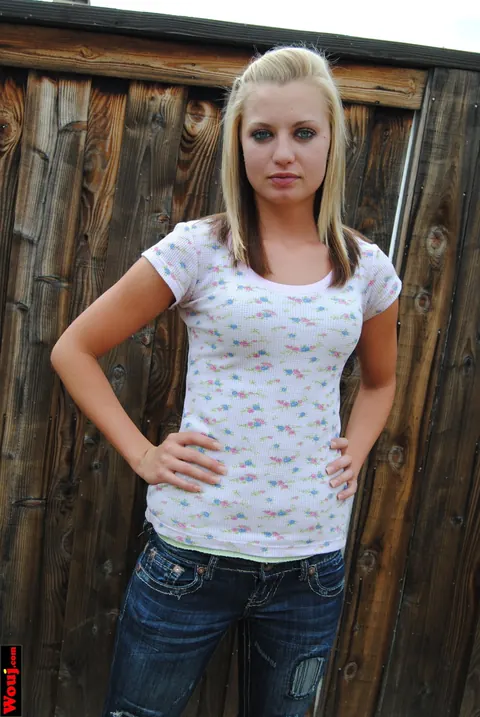 Blonde Amateur Poses in a White Shirt and Jeans Outdoors – photo 10 of 15