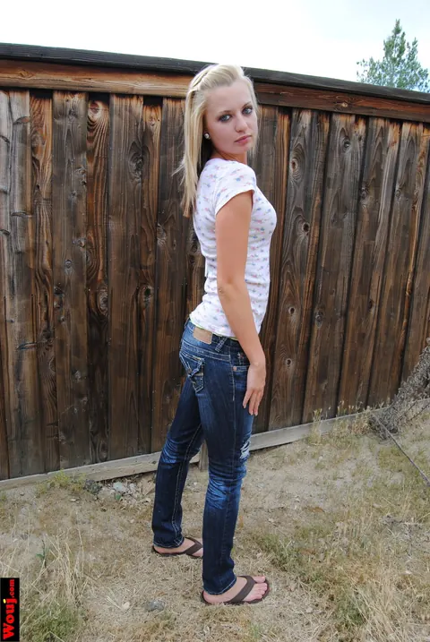 Blonde Amateur Poses in a White Shirt and Jeans Outdoors – photo 14 of 15