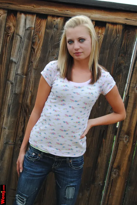 Blonde Amateur Poses in a White Shirt and Jeans Outdoors – photo 2 of 15