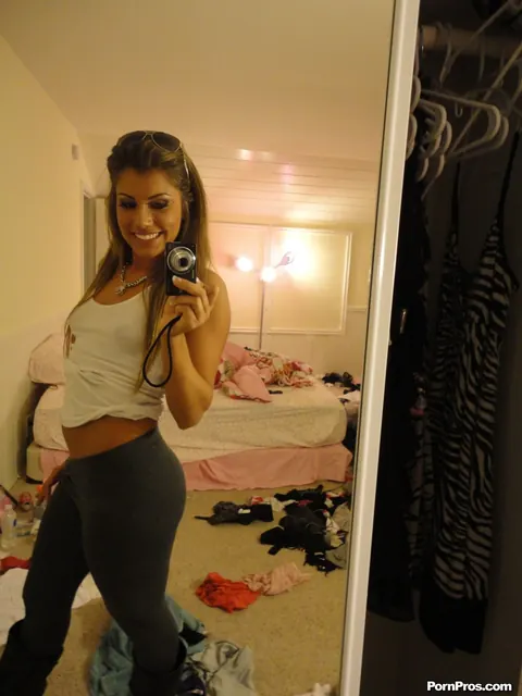 Bella Beyle: Tall Blonde Latina Drops Her Spandex Pants for Selfies – photo 5 of 16