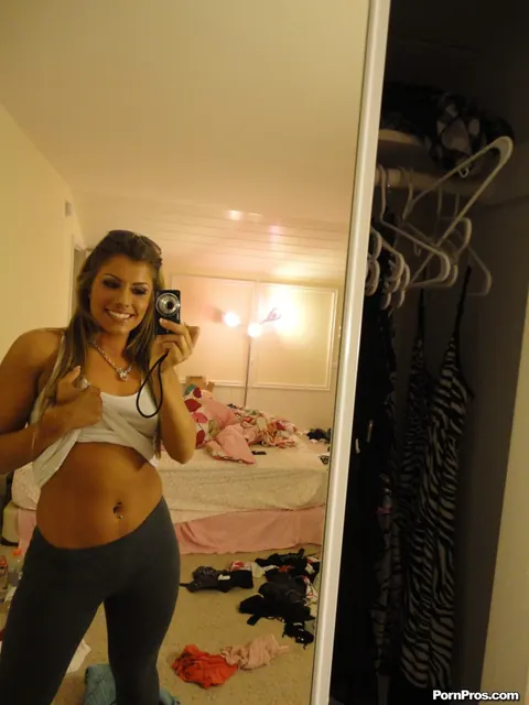 Bella Beyle: Tall Blonde Latina Drops Her Spandex Pants for Selfies – photo 4 of 16