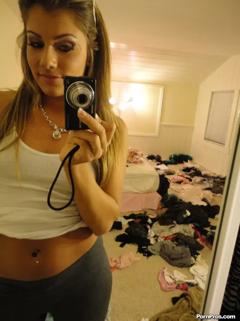 Bella Beyle: Tall Blonde Latina Drops Her Spandex Pants for Selfies – photo 10 of 16