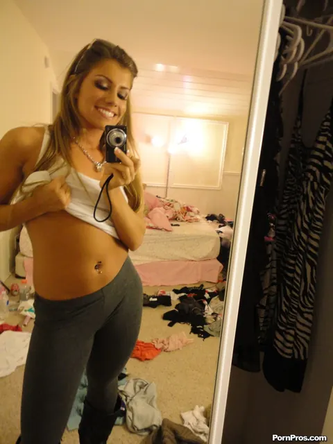 Bella Beyle: Tall Blonde Latina Drops Her Spandex Pants for Selfies – photo 12 of 16