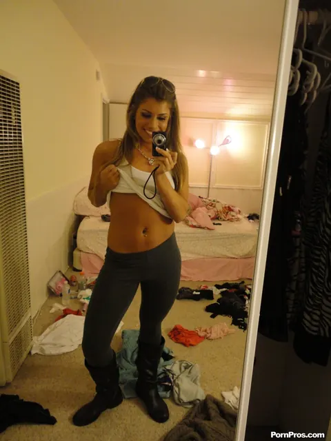 Bella Beyle: Tall Blonde Latina Drops Her Spandex Pants for Selfies – photo 6 of 16