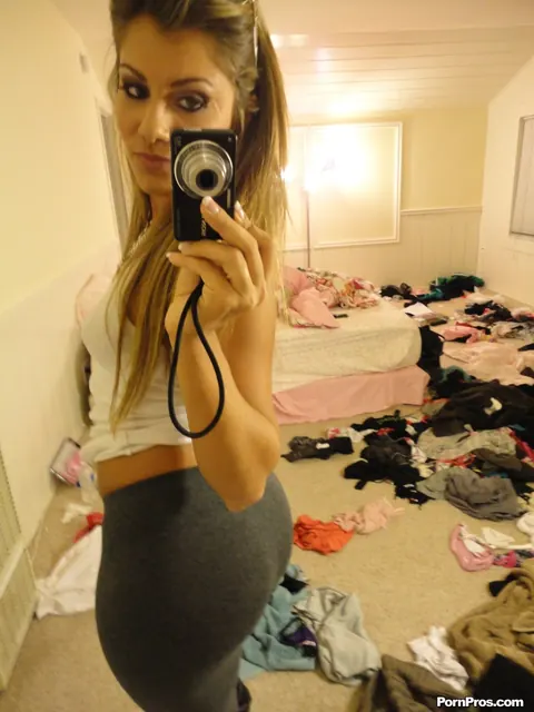 Bella Beyle: Tall Blonde Latina Drops Her Spandex Pants for Selfies – photo 13 of 16