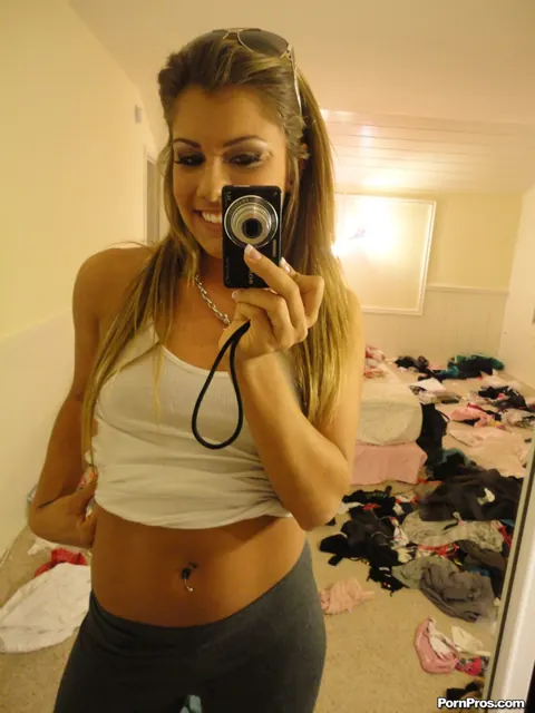 Bella Beyle: Tall Blonde Latina Drops Her Spandex Pants for Selfies – photo 8 of 16